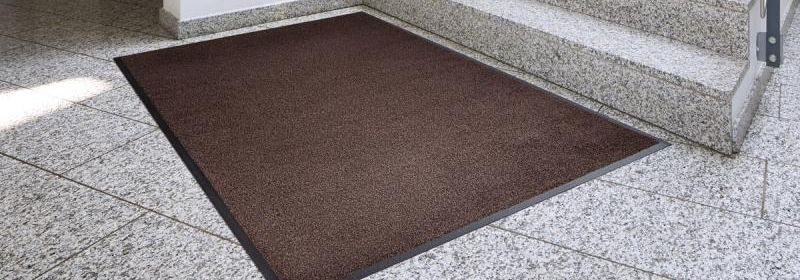 Meie missioon on aidata koduomanikel, ehitajatel ja hooldusvastutajatel leida vastupidavad ning praktilised põrandakatted ja välis­lahendused, mis taluvad igapä