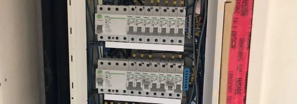 Usaldusväärne elektripaigaldus kodu- ja äriruumidele 
  Elektripaigaldus  tagab turvalise ja tõhusa elektrisüsteemi nii sise- kui välistingimustes. Professionaa