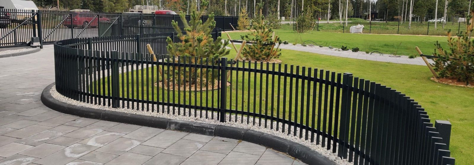 Terviklik aia- ja väravalahendus, mis ühendab vastupidavuse ja ilu 
 Täielik valik metallpaneele, eritellimusel keevitatud väravaid ja kaasaegset väravaautomaat