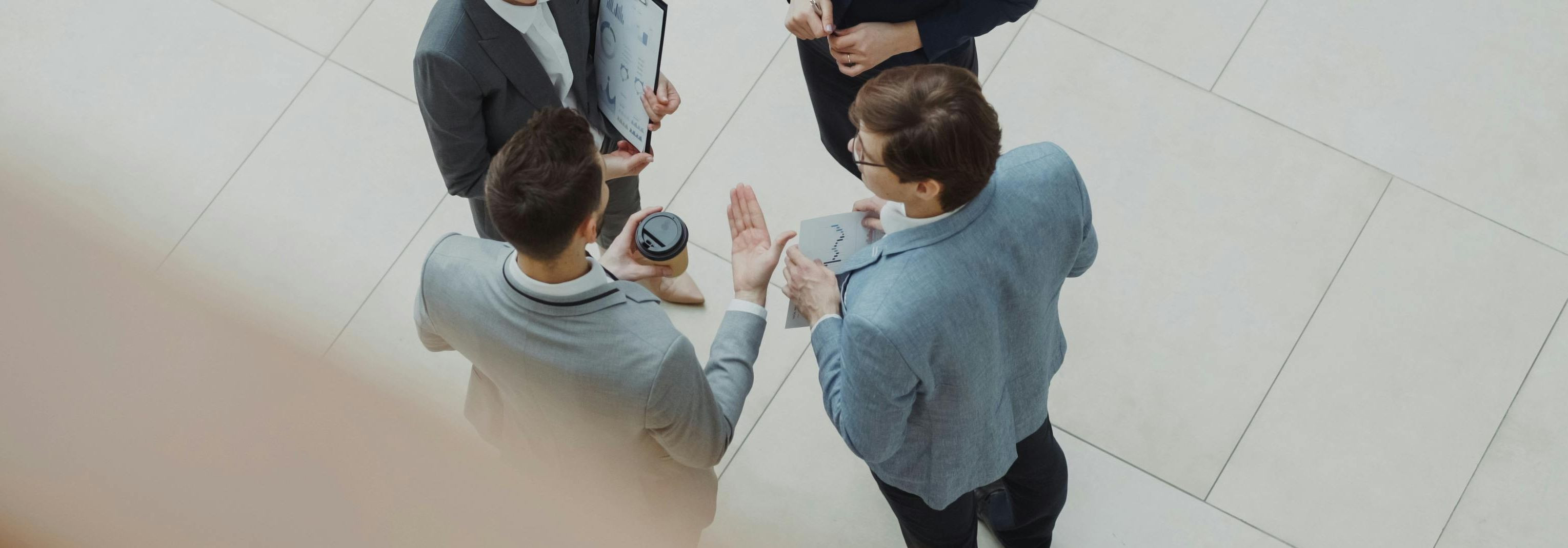 Me aitame ettevõtetel ja üksikisikutel korraldada äritegevust Eestis nii algusest kui ka edasiarendusfaasis. Meie eesmärk on vähendada bürokraatiat ja muuta iga