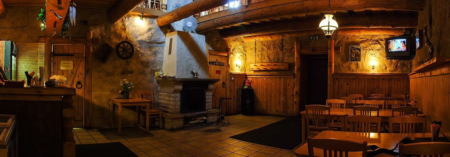 This restaurant and roadside stop meet simple good food, hospitality and practicality. It is important for us to offer a place where it is convenient to enter, 