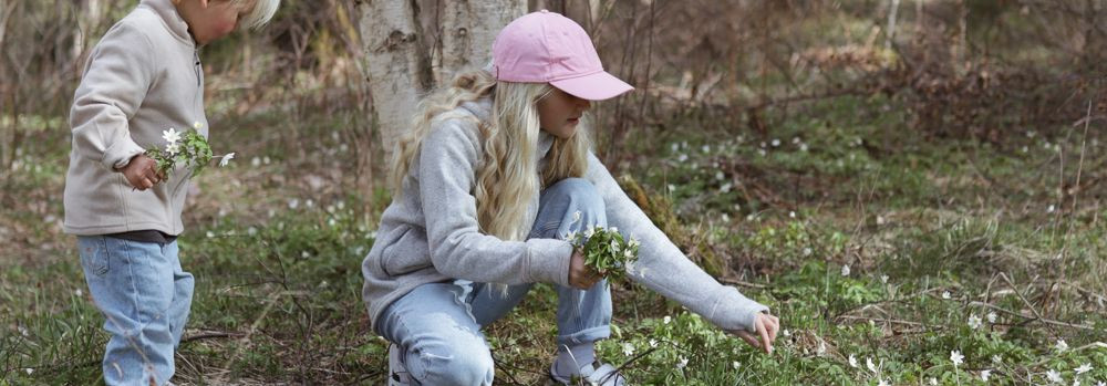 As parents, we want to instill values of environmental stewardship in our children from a young age. One way to do this is by choosing sustainable outdoor cloth