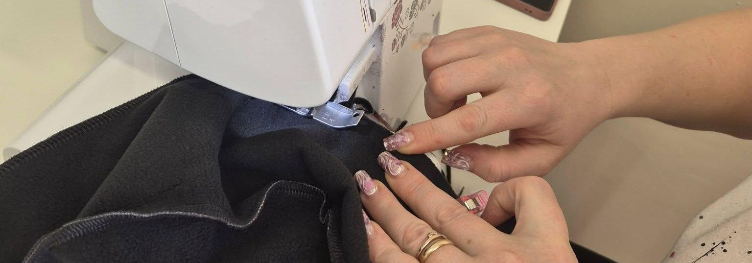 Omanikujuhitud õmblusstuudio teeb oma tööd põhjalikkuse ja praktilise lähenemisega: me loome hästi istuvaid rõivaid, taastame ja kohandame olemasolevaid tekstii