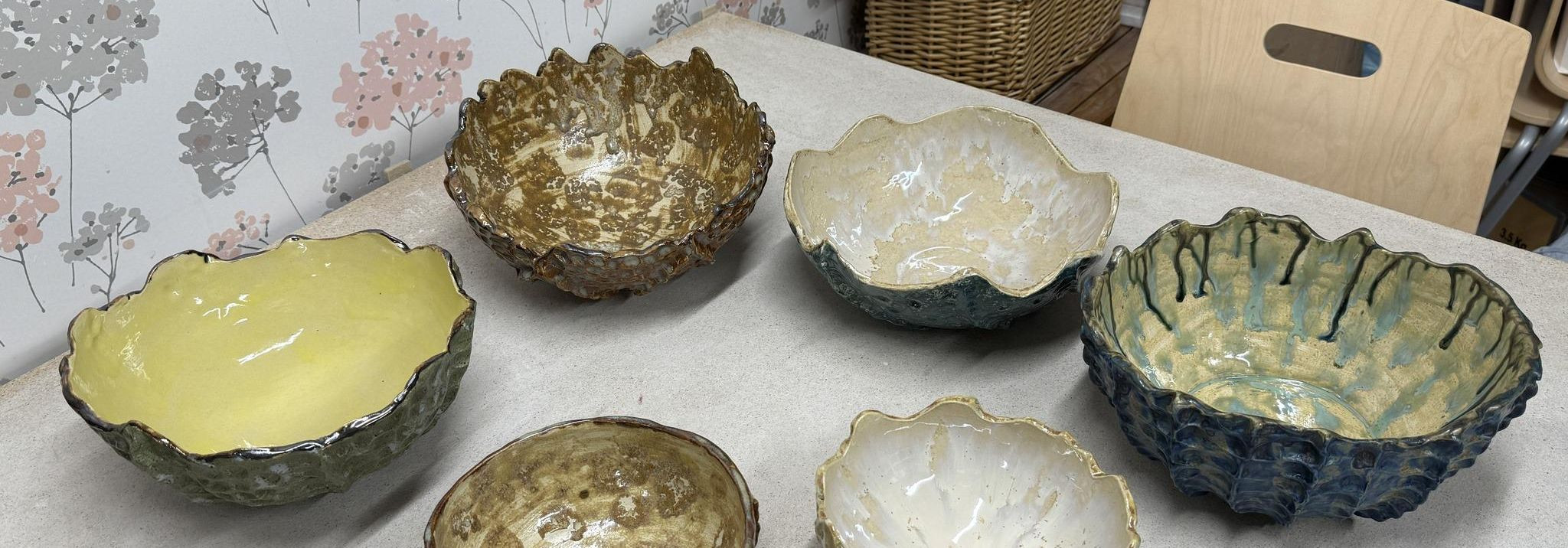 Oleme keraamikastuudio Saku piirkonnas, kus käsitöö ja isiklik lähenemine on tegevuse keskmes. Me usume, et igapäevaesemed võivad kanda tähendust ning et loomep