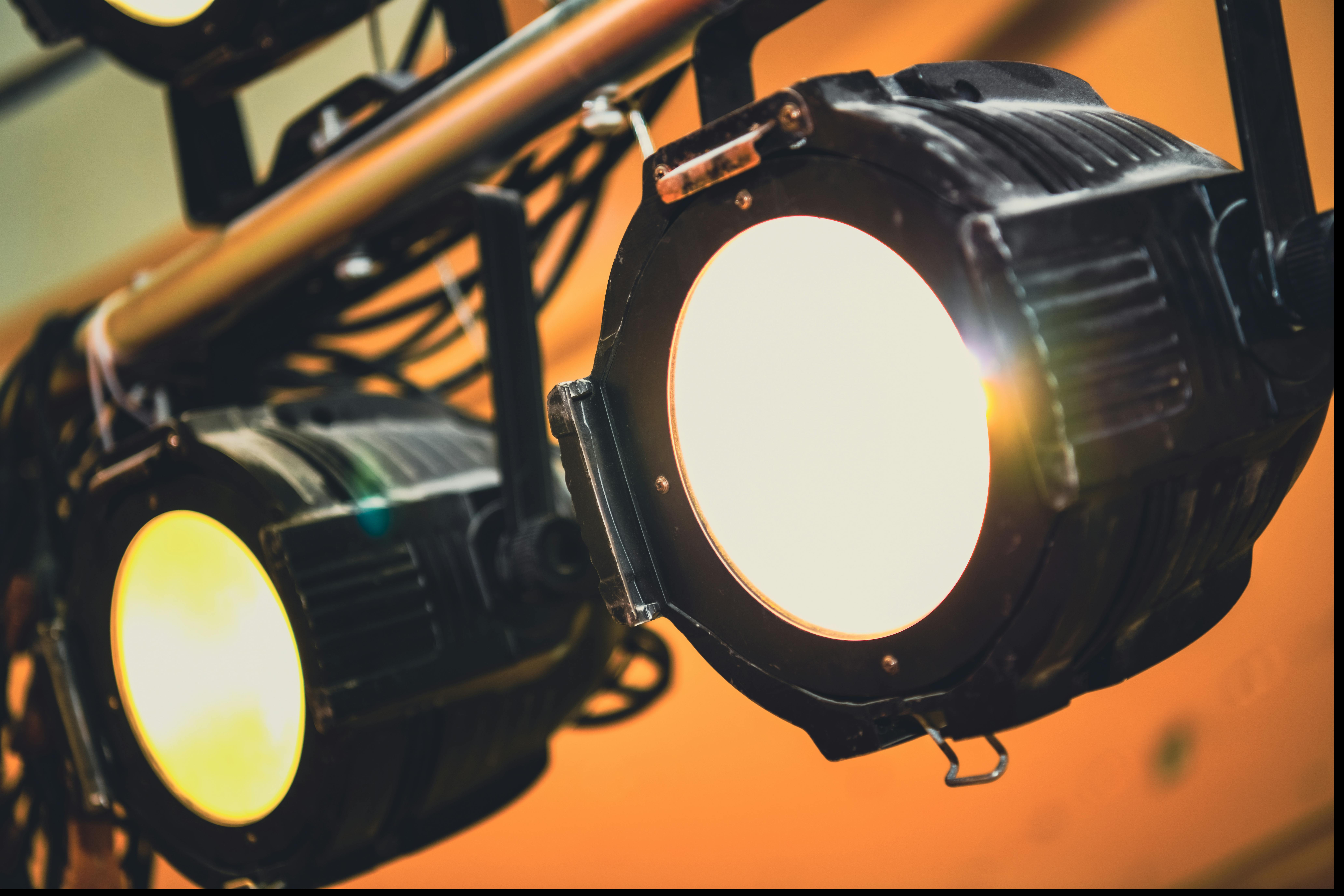 Selge visuaalne fookus, tugev emotsioon: lavavalgustus, mis töötab 
  Valgustehnika  rent pakub terviklikku lahendust kontsertidele, teatrile, konverentsidele j