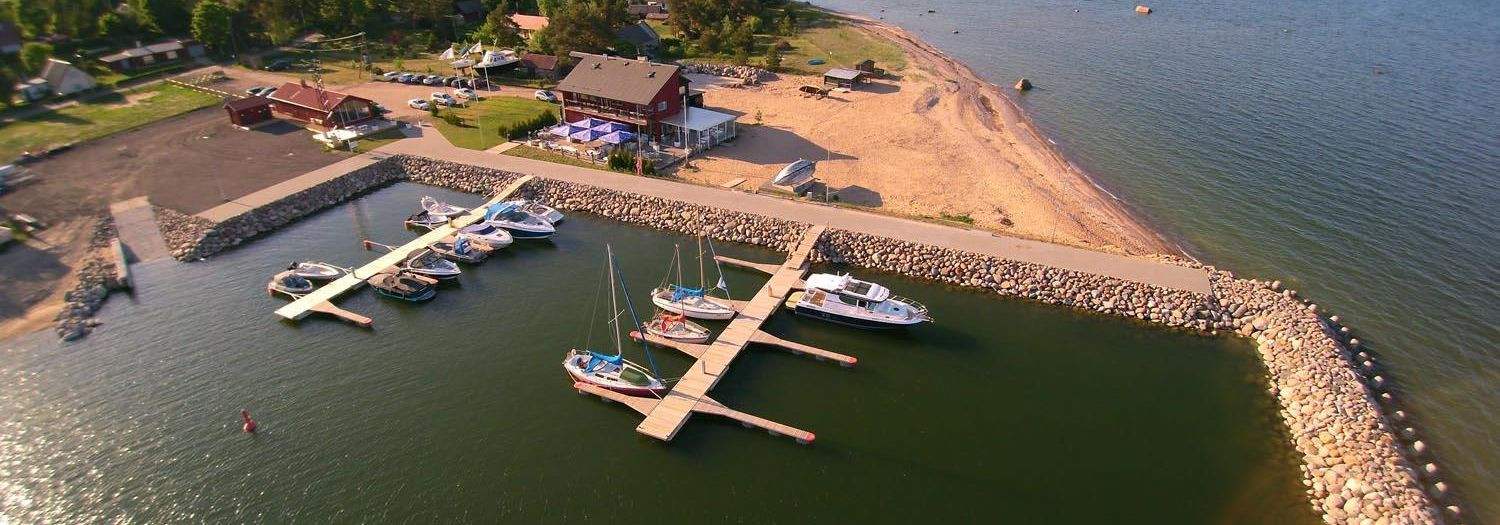 We are a seasonal small port that welcomes both sea users and beach guests with a friendly and practical approach. Our activities are based on the desire to pro