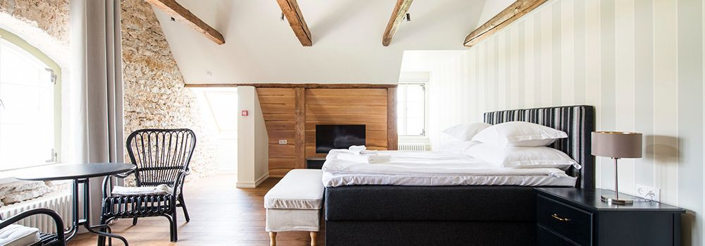 Rannamajutus  pakub rahulikku ja mugavat ööbimist Hiiumaal neile, kes hindavad privaatsust, looduslähedust ja head asukohta. Aastaringselt avatud külalistemaja 