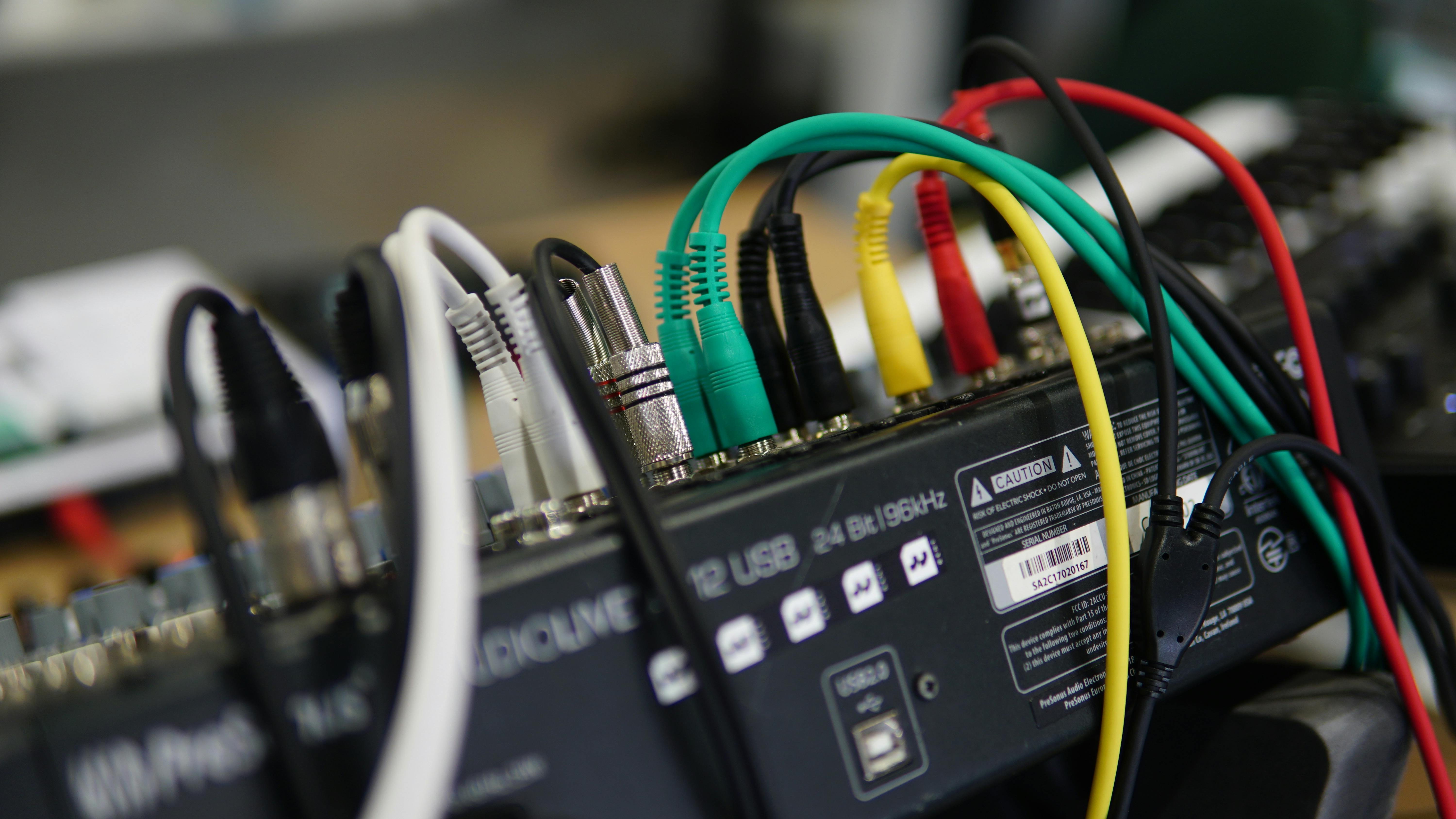 13‐pin DIN cable  offers a fast and stable connection to hexafonic pickups, making it easy to connect both in the studio and on stage. The finished cable, as an