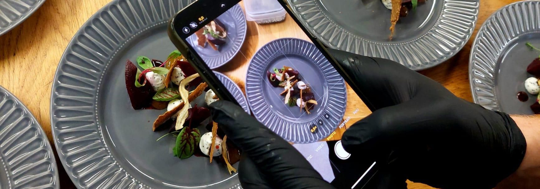 Meie eesmärk on võimaldada inimestel nautida söömist ja seltskonda ilma, et oleks vaja muretseda toiduvalmistamise, serveerimise või koristamise pärast. Lähenem