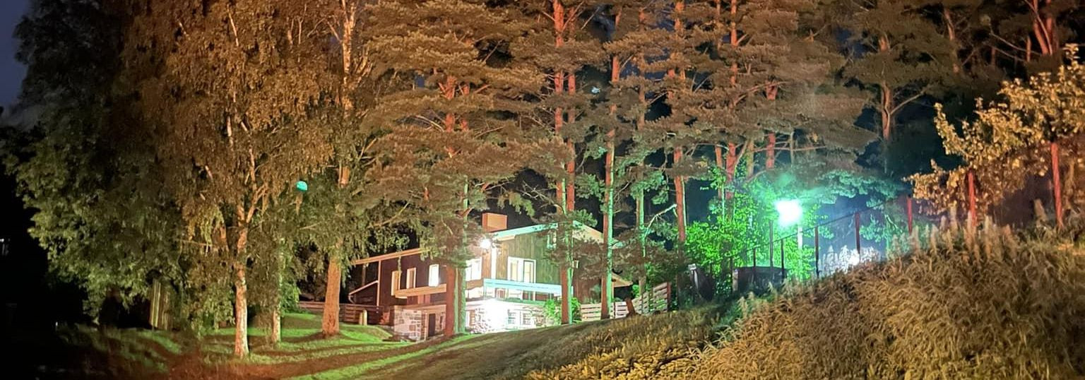 Me usume, et lühike puhkus peab olema lihtne, turvaline ja kodune. Silla Villa on väike, külalislahke koht jõekaldal, mis pakub vastu rahulikku pausi ja võimalu