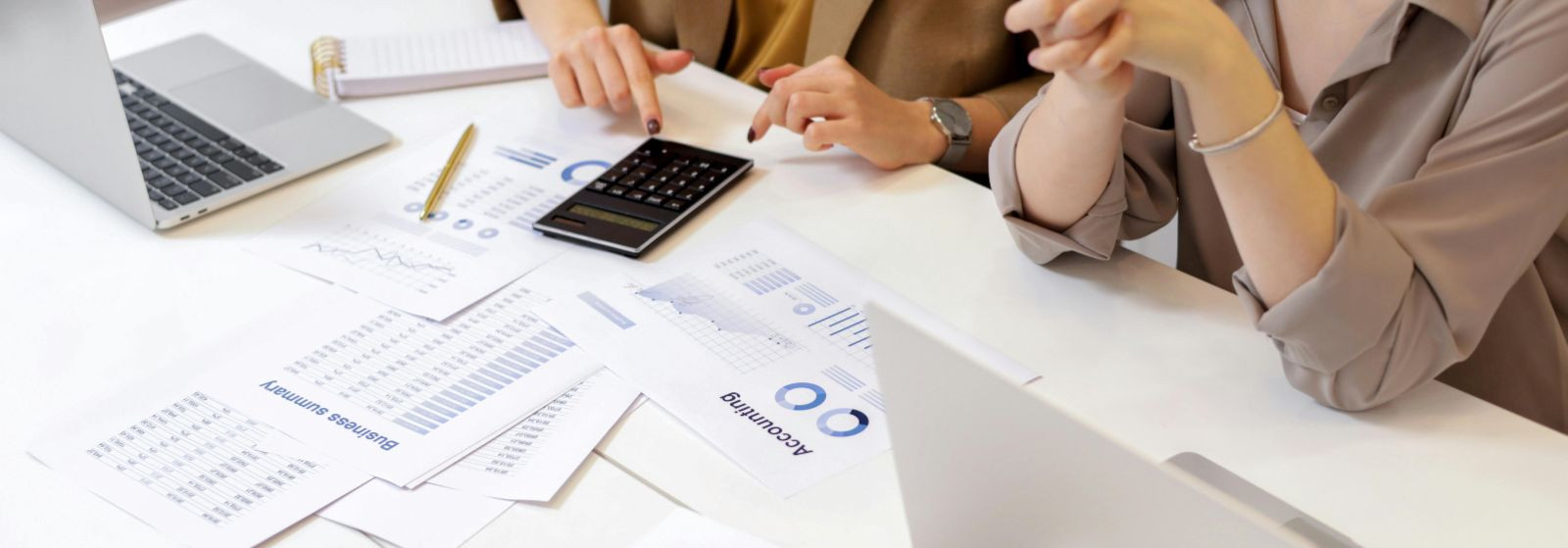 Täpne palgaarvestus ja maksude juhtimine ilma trahvideta 
  Palgaarvestus  ja maksud on iga ettevõtte rahalise tervise alus — korrektsed töötasusummad, õigeaegs