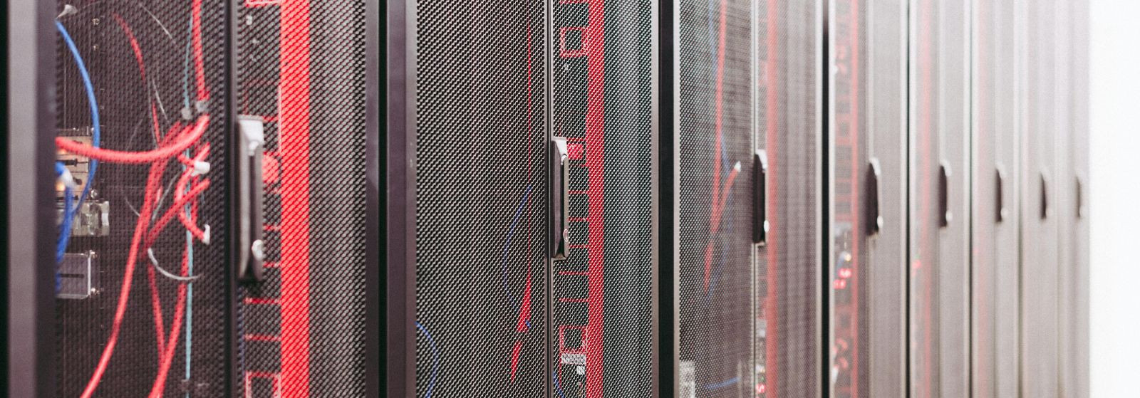 Täielik serverilahendus , mis koordineerib kogu elutsükli alates serverite paigaldusest ja serverite konfiguratsioon ja komplekteerimine kuni regulaarse serveri