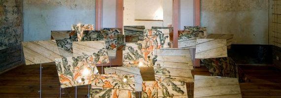 Klaasikunsti terviklahendused  ühendavad kontseptuaalse lähenemise, materjaliuurimuse ja valguse juhtimise, et luua ruumilisi kogemusi, mis jätavad püsiva mulje