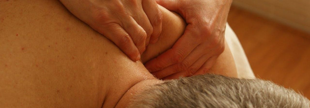 Teraapiline massaaž kujutab endast sihipärast keha- ja lihastöötlust, mille eesmärk on pakkuda kiiret  lihasevalu leevendus t, soodustada  vereringe parandamine