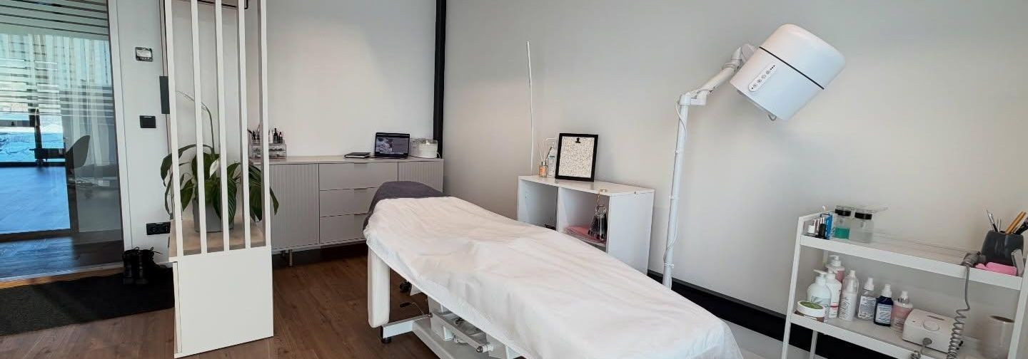 Professionaalne ilu- ja hoolduskogemus Tartus 
  Ilusalong Tartus  ühendab kaasaegse ja hubase atmosfääri professionaalse teenindusega, pakkudes maniküüri, pedi