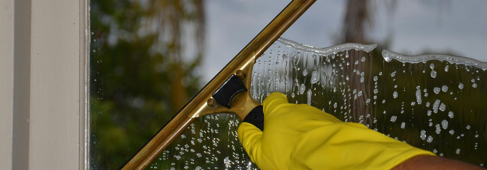Kõik vajalik klaaspindade hoolduseks ja akende pesuks   Klaaspindade hooldus  tagab läikivad aknad ja läbipaistvad klaaspaneelid nii välis- kui sisepindadel, pa