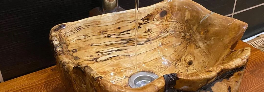 Our small woodworking and restoration workshop, which acts as a family enterprise, values crafts, materials and history. We work on both homes and objects of pu