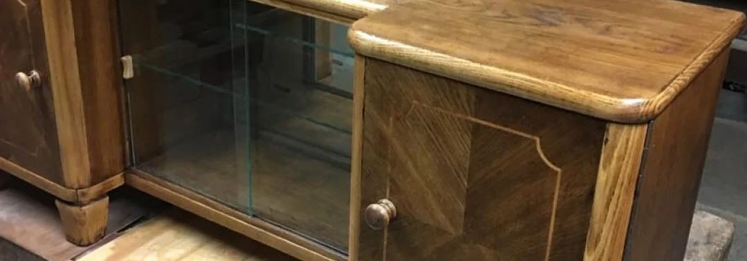 Pitsipuu: eritellimusmööbel ja puitlahendused, mis kestavad   Pitsipuu  valmistab käsitöömööblit ja puitaknaid ning tegeleb mööbli restaureerimise ja hoone deta