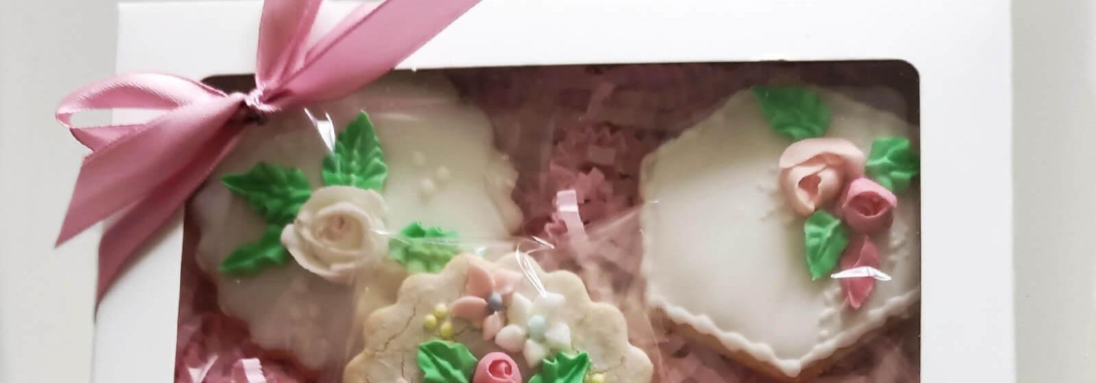 Kinkekomplektid  ühendavad käsitsi dekoreeritud küpsised ja hoolikalt valitud gurmeevalikud, pakkudes isikupärast ja meeldejäävat kingitust igaks tähtpäevaks. I