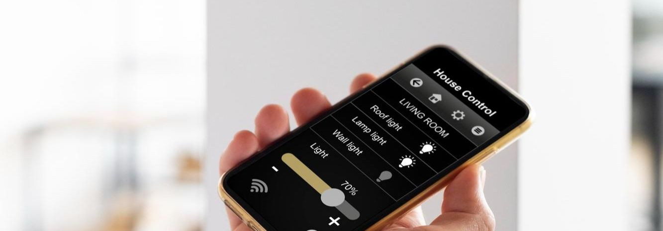 Me aitame kodusid muuta nutikamaks, ohutumaks ja mugavamaks ilma suurema ehitustöö ja keerulise juhtmestiku muutmiseta. Meie lähenemine on praktiline ja lahendu