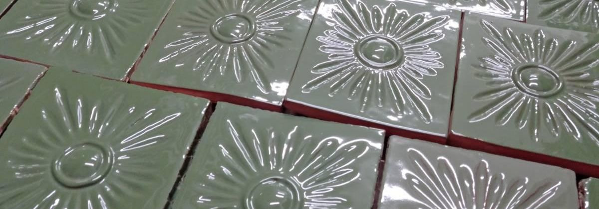 Meie ettevõte seisab keraamilise käsitöö ja ajalootunnetuse ristteel: me valmistame ja taastame keraamilisi elemente, mis kuuluvad nii koduse interjööri kui ka 