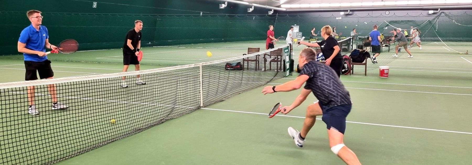 Meie klubis usume, et tennis peab olema nii arenguvõimalus kui ka rõõm. Püüame luua seltskondliku ja toetava keskkonna, kus täiskasvanud algajad ja vabaaja mäng