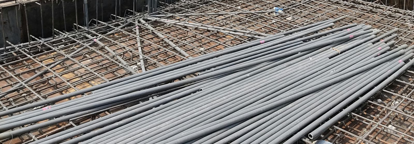 Usaldusväärne aluseehitus loob püsiva ja turvalise raamistiku kogu ehitisele.  Pakutavad vundamendi ehitustööd ja betoonitööd ühendavad kvaliteetsed materjalid,