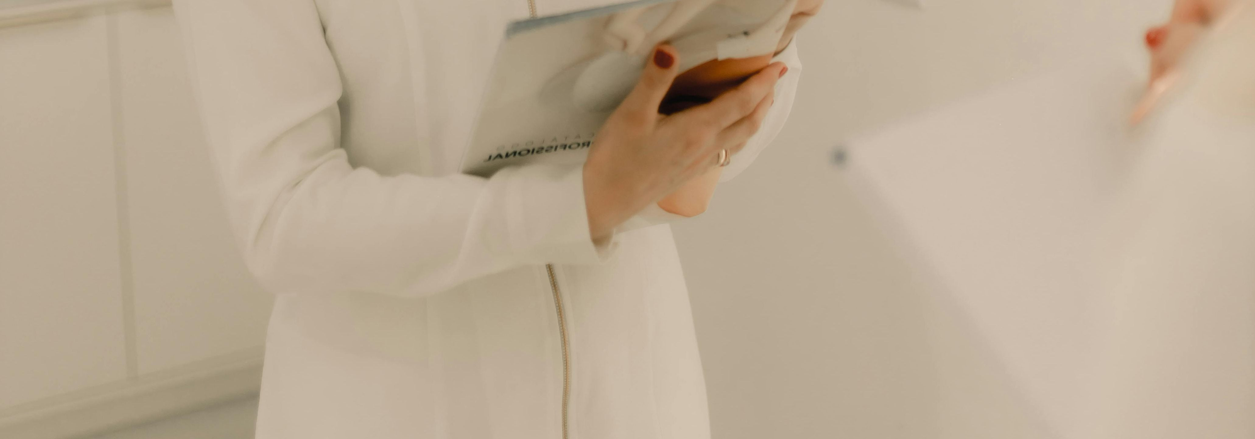 People are looking for solutions that give a serious and careful approach without the obligation of surgery, while maintaining medical control and individual at