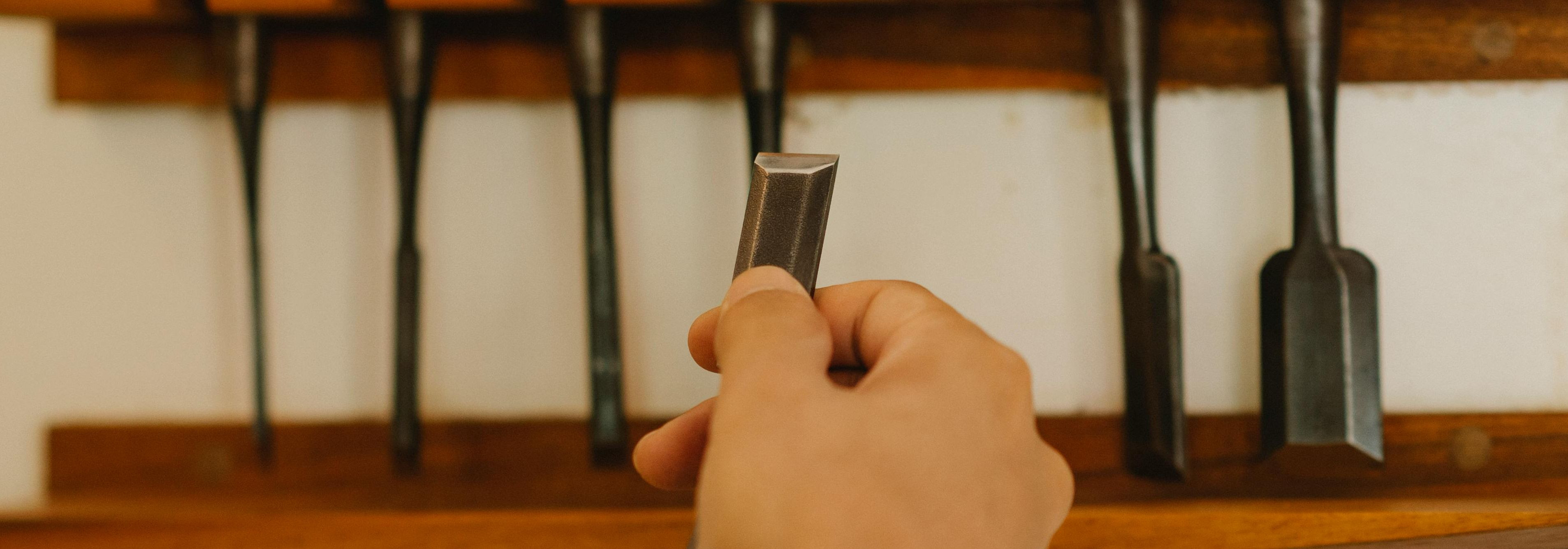 Me oleme väike puidutööstuudio, mis keskendub praktilistele ja isikupärastatud puidutoodetele nii kodu kui väikeettevõtete jaoks. Meie eesmärk on pakkuda kohali