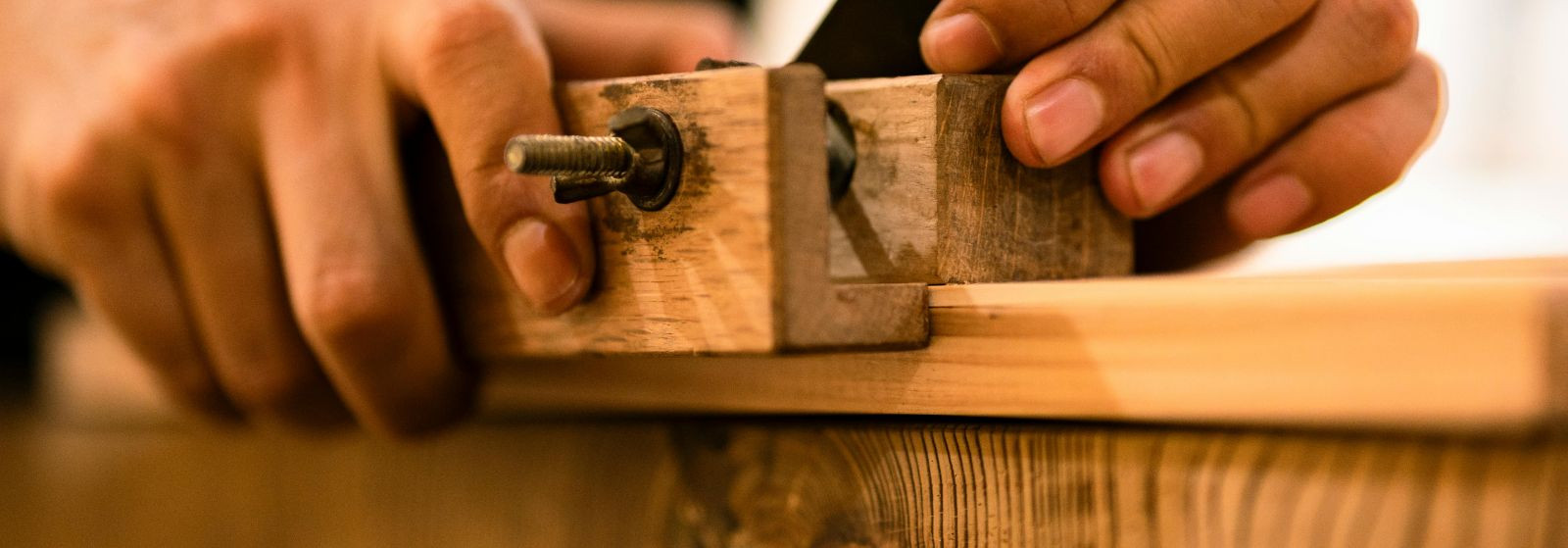 Kohandatud sildid  annavad esmamulje, mis kestab. Vastupidavad puidust plaadid ja graveritud sildid sobivad nii välistingimustesse kui siseviimistluseks ning lo