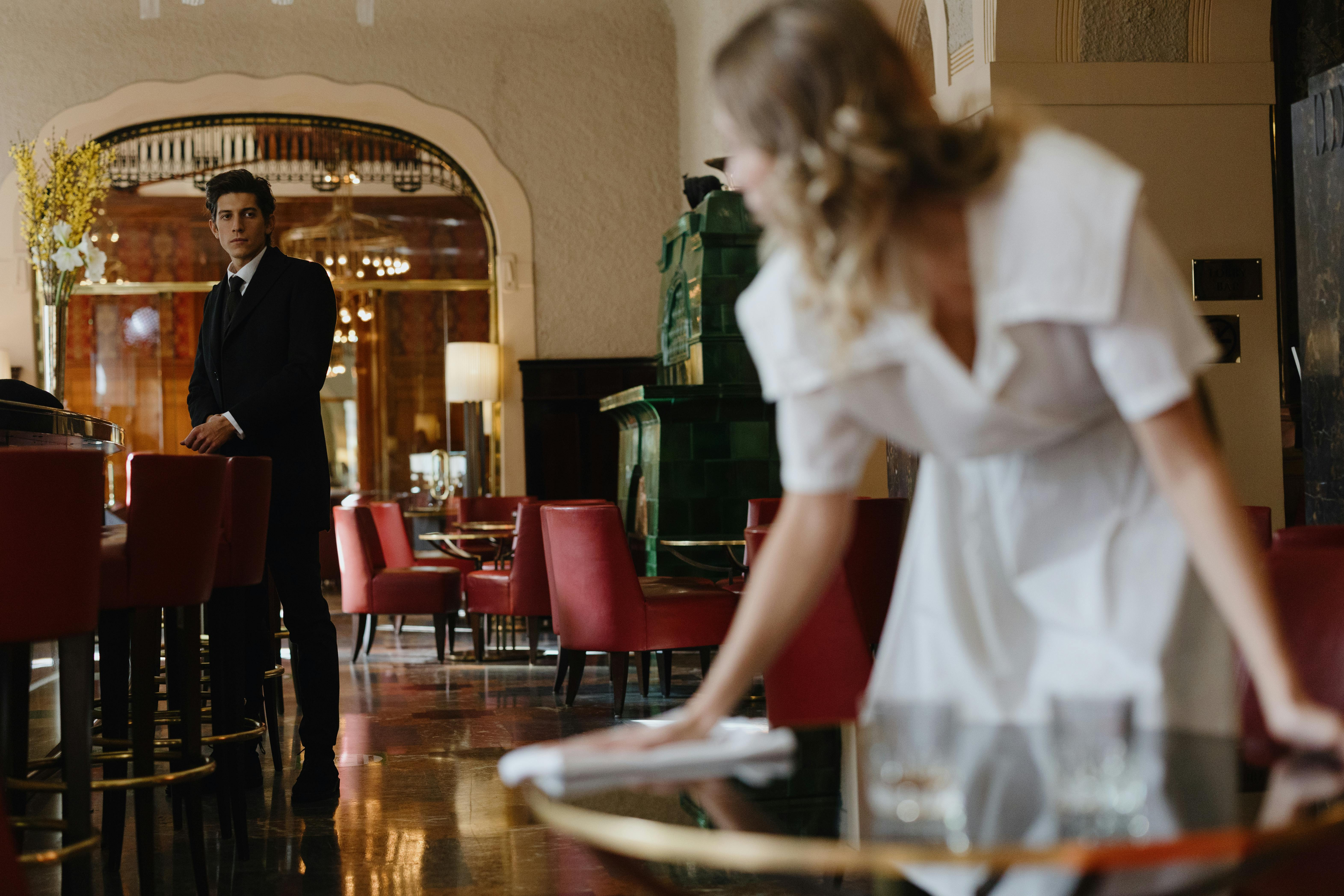 Täisteenindus külalislahkuse valdkonnale  — usaldusväärne meeskond, mis tõstab külaliste kogemuse uuele tasemele ja hoiab ruumid laitmatult korras. Teenindus ja