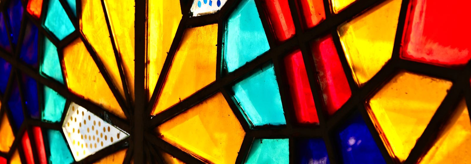 Elav valgus, püsiv isikupära 
  Vitraažipaneelid  annavad ruumile isikupära, värvi ja tekstuuri, mis muutuvad päeva jooksul elavaks valguse mänguks. Erilahendus