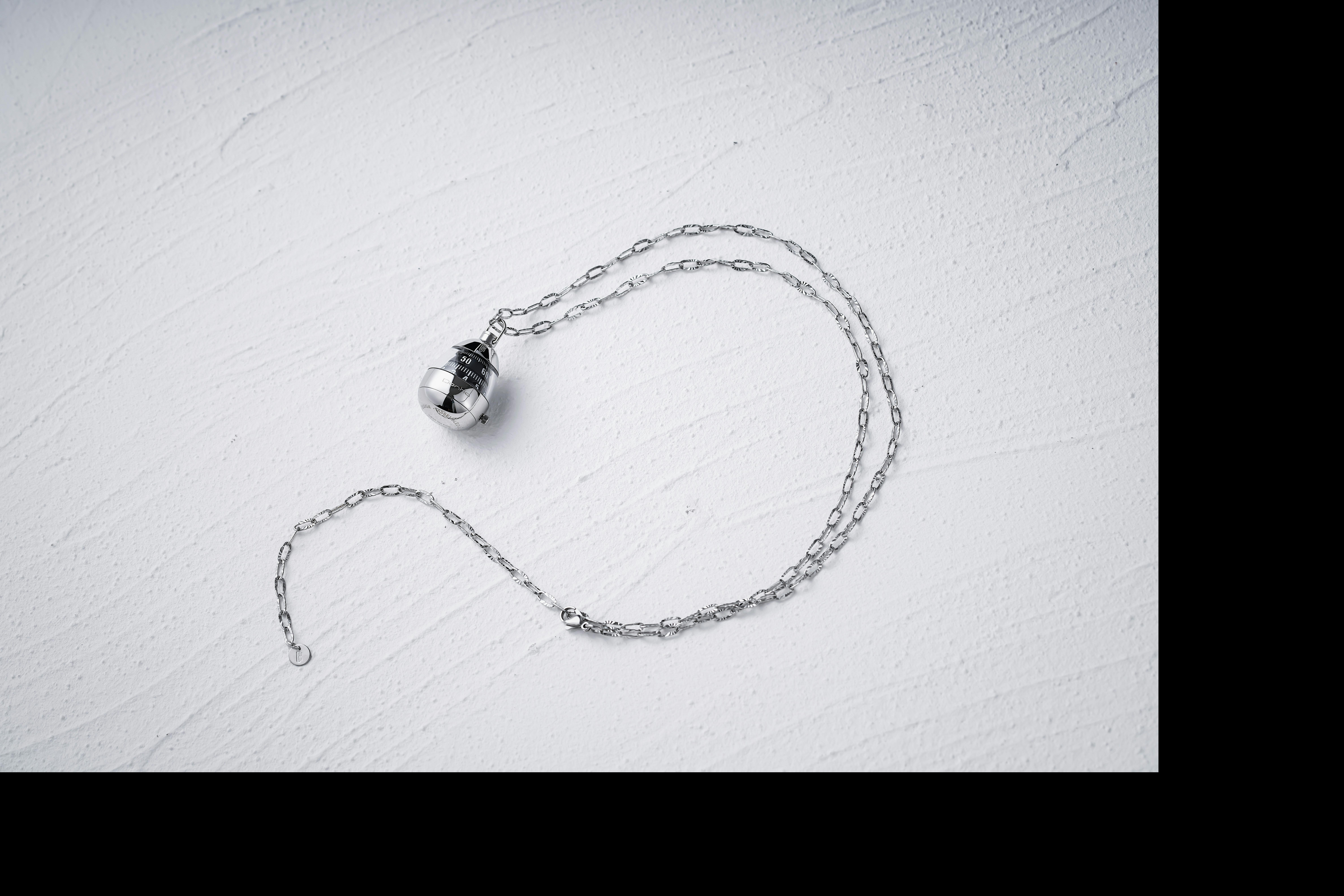 Aegumatu ilu, piiramatud kombinatsioonid   925 hõbe  ja vääriskivide selge vorm loob ajatu ja minimalistliku keele, mis toimib nii igapäevases rütmis kui ka pid