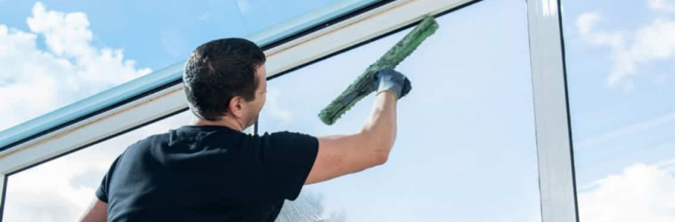 Akende pesemisel tuleks järgida järgmist:

Õige pesuaine valik - akende pesemisel tuleb kasutada sobivat pesuainet, mis ei jäta jälgi ega kahjusta aknakatteid