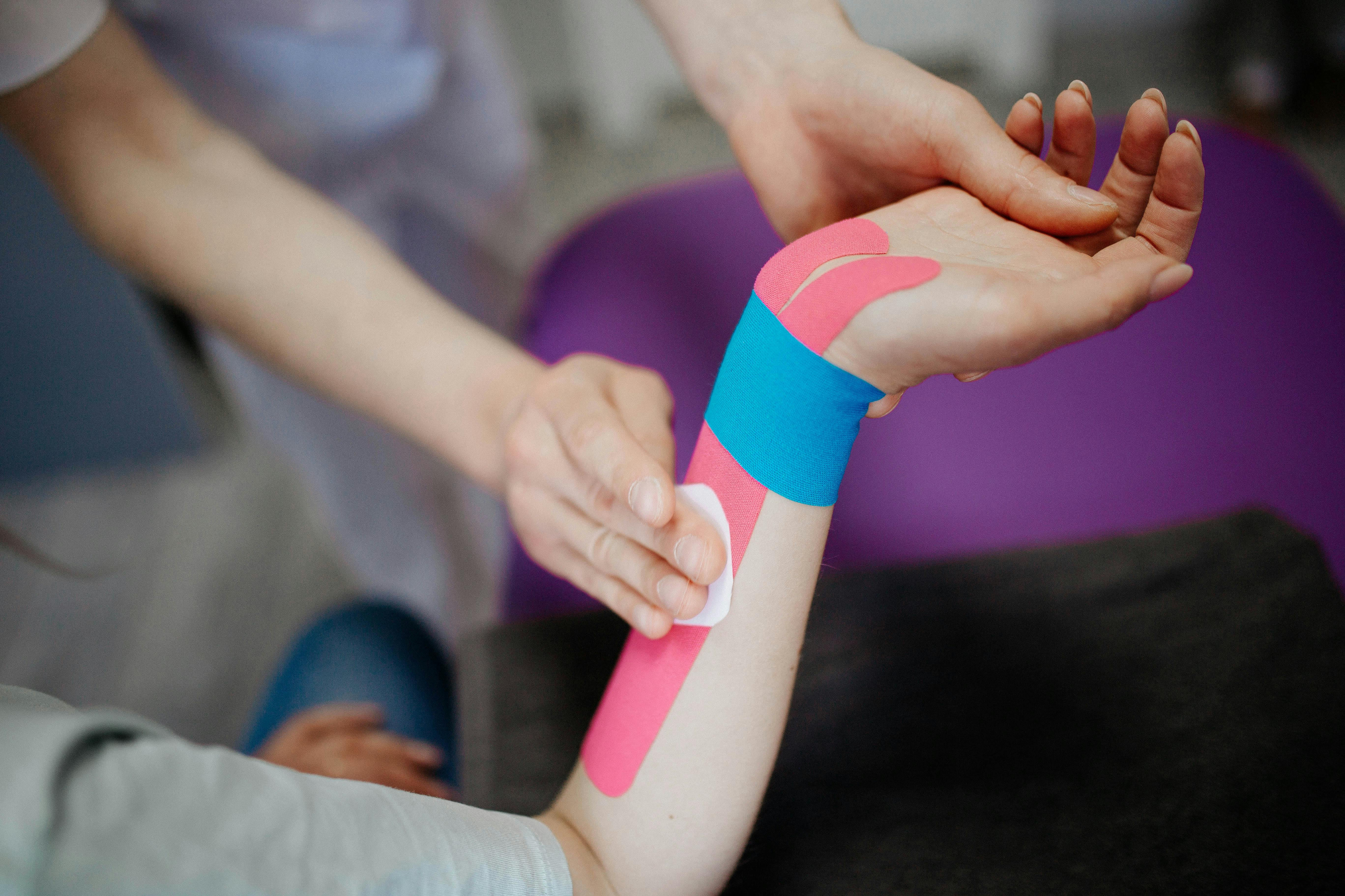 Armiabi  focuses on arthritis therapy, which helps to improve scar appearance, support the natural mobility of tissues and reduce the discomfort associated with