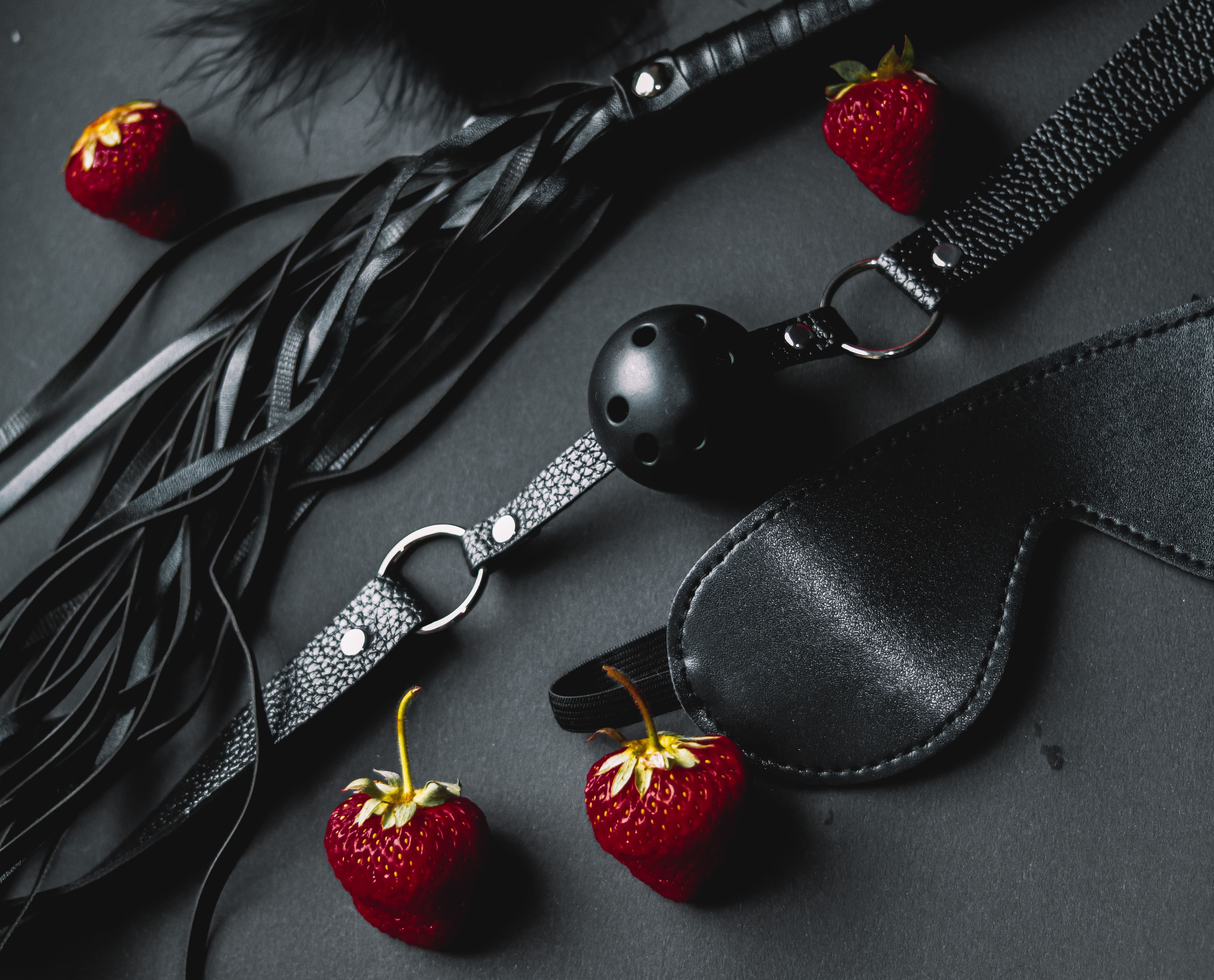 BDSM accessories open up the possibility to add more tension, variation and playfulness to intimate games. A versatile selection is suitable for those who want 
