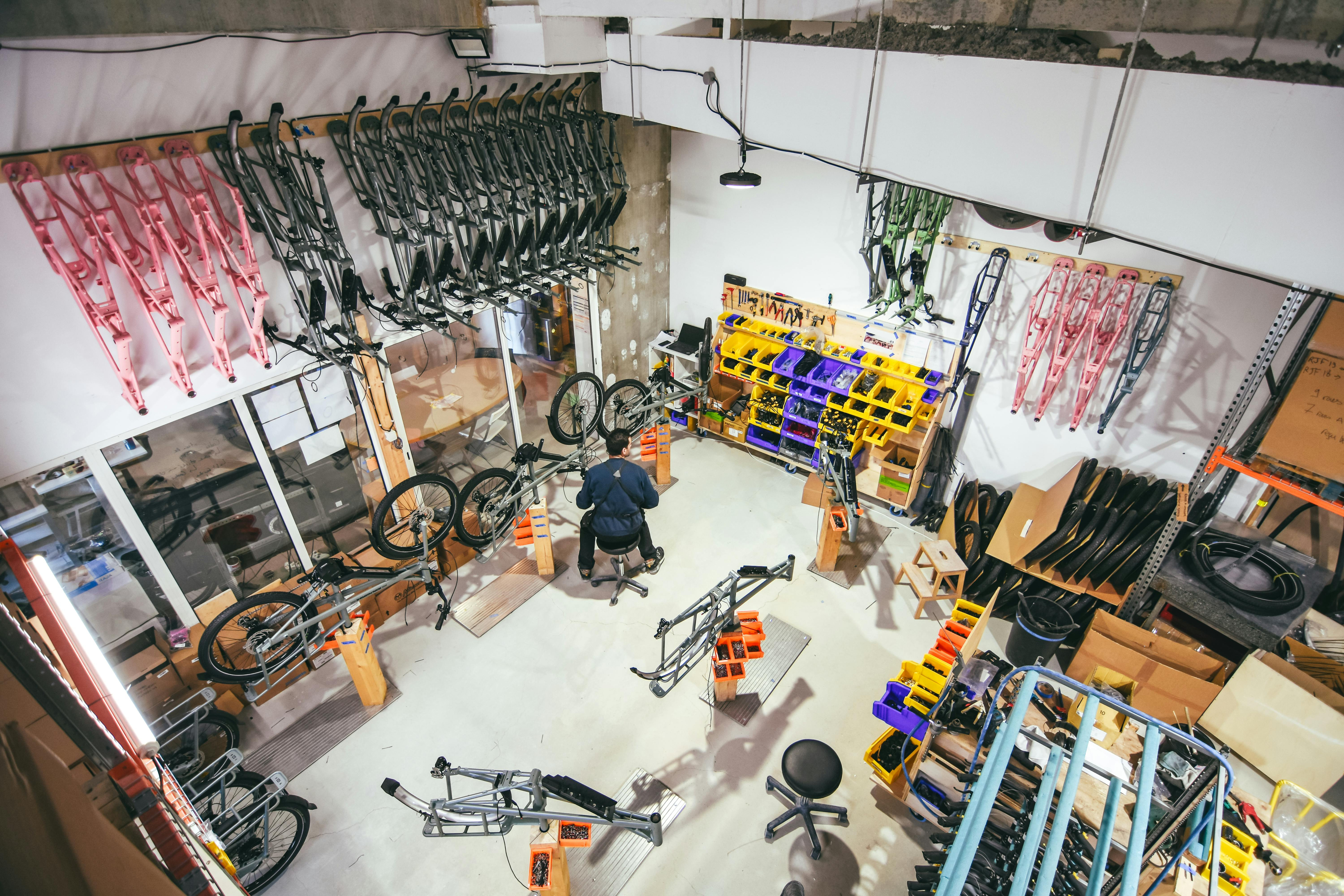 Floating ride starts with the right choice and maintenance    < Bicycle sales  and  bicycle repair  professional approach ensure that every km is safe and en
