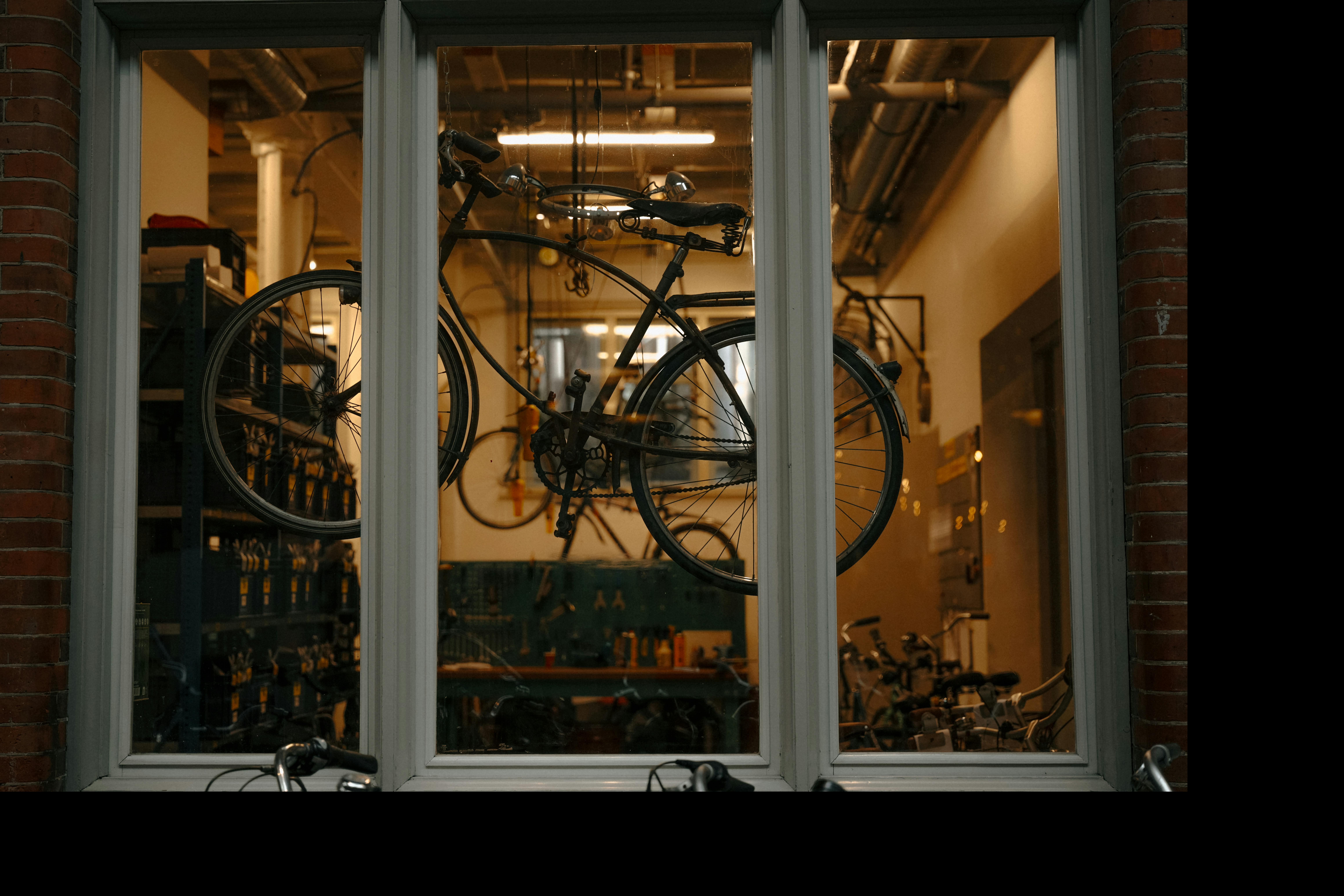 A comfortable purchase and maintenance solution for bicycle lovers: a wide range of new wheels and curated retro wheels, professional bike maintenance and high 