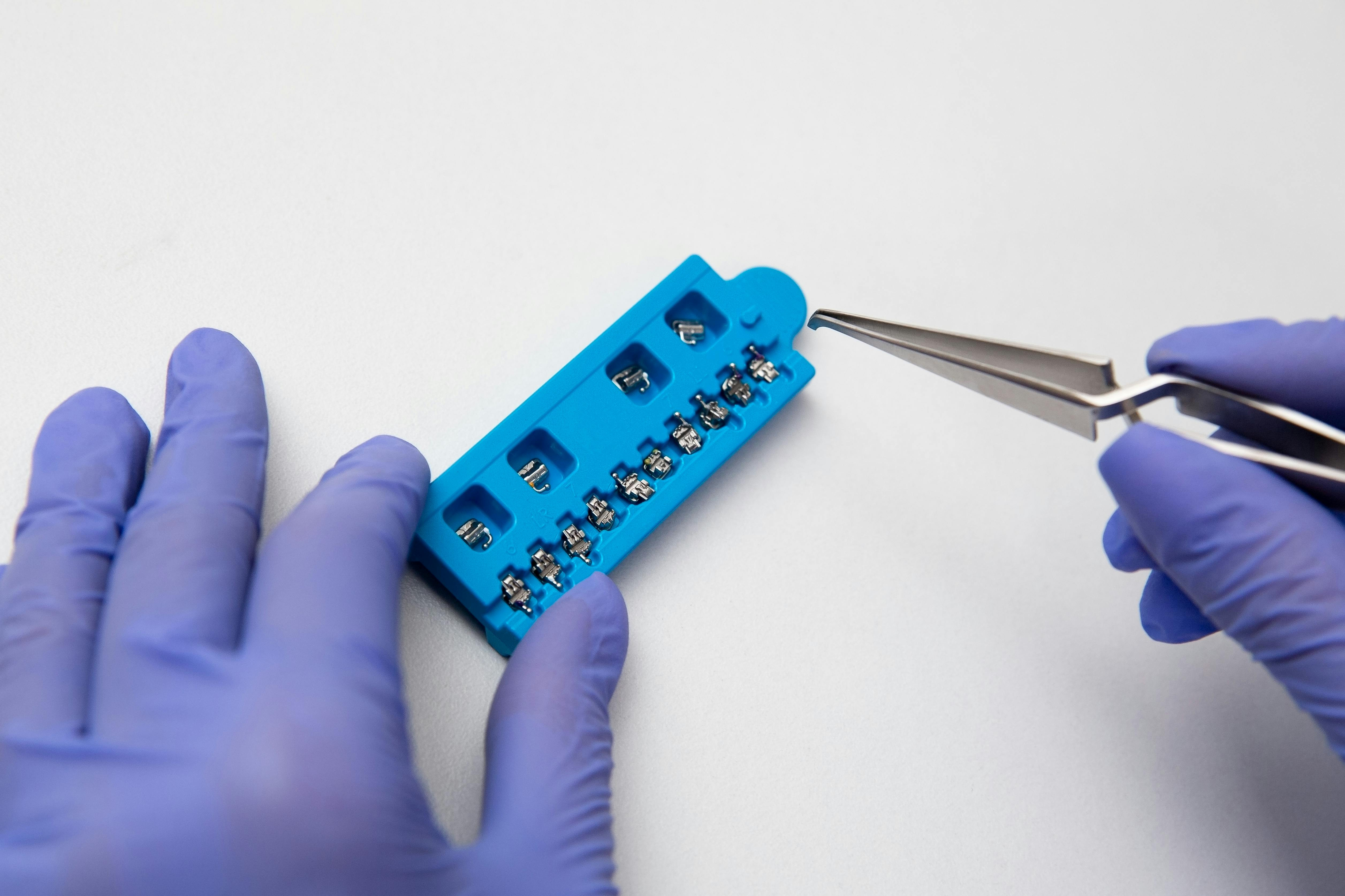 Brekets are one of the most used and trustworthy orthodontic solutions where the aim is to correct the position of the teeth, improve the teeth and achieve a mo