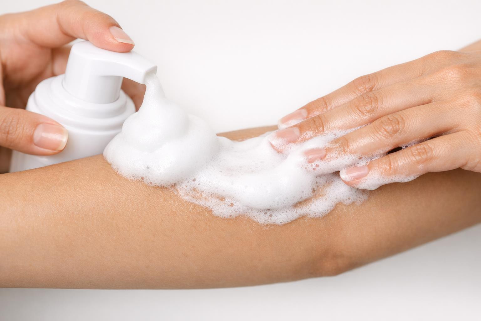 What is brownish foam?    Brownish foam  gives natural, uniform shades without being in the sun. The texture is light and fast-absorbing  vegan foam   is specia