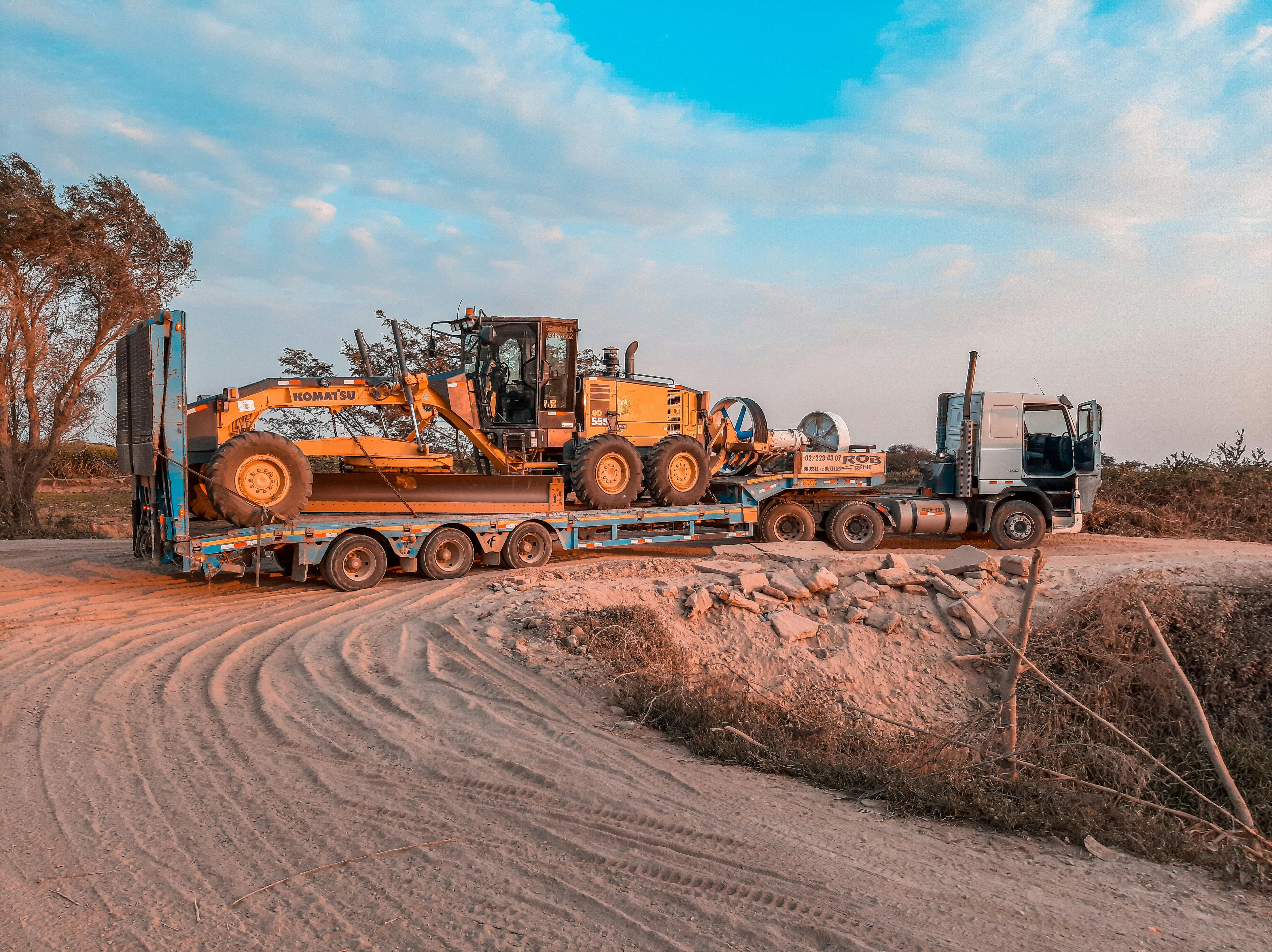 The transport of heavy equipment   combines performance, safety and precision in order to ensure safe transport of damaged cars, twin vehicles and industrial ma