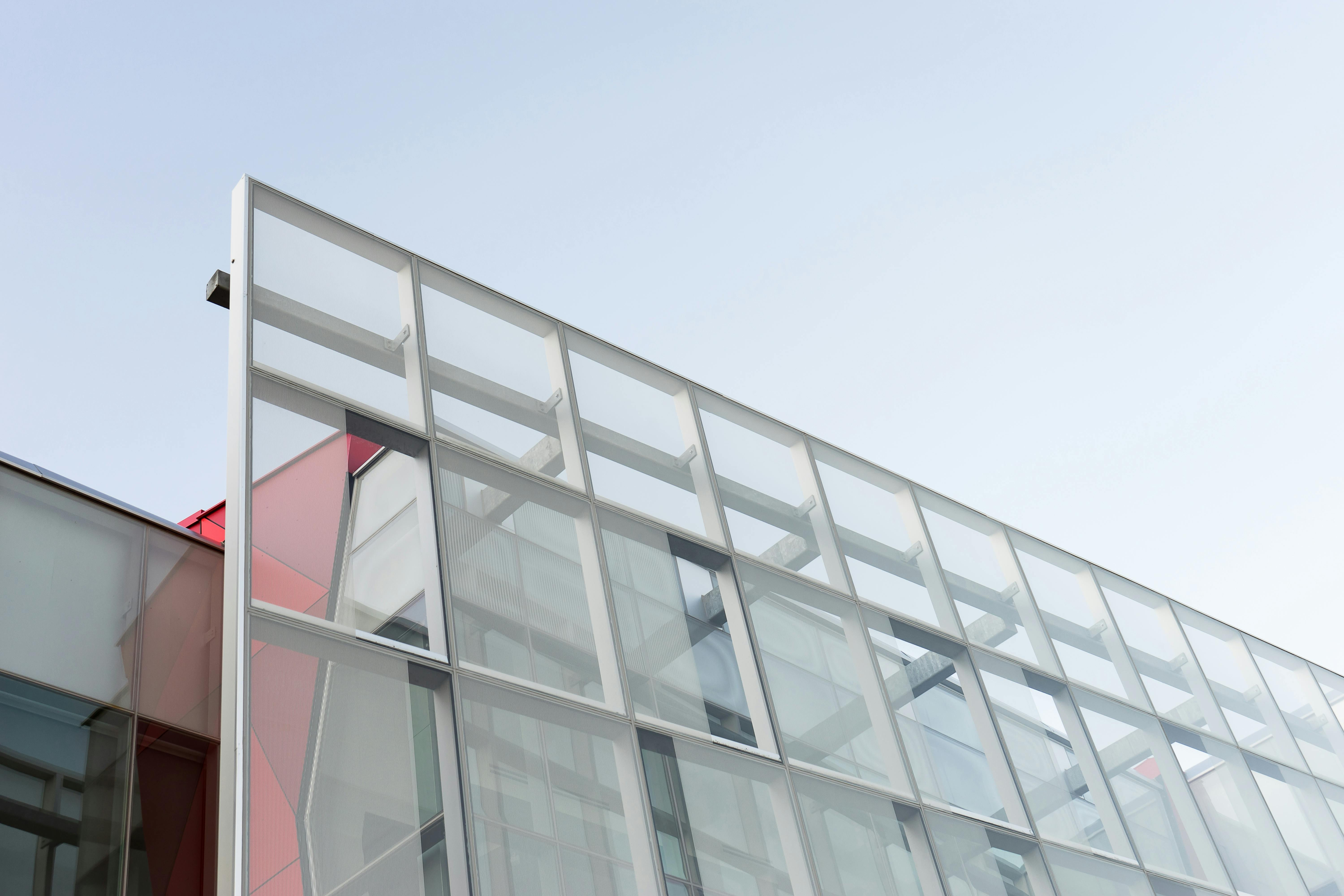 Complete aluminium and steel systems that combine modern aesthetics, improved  heat resistance   and reliable construction. Solutions are designed for architect