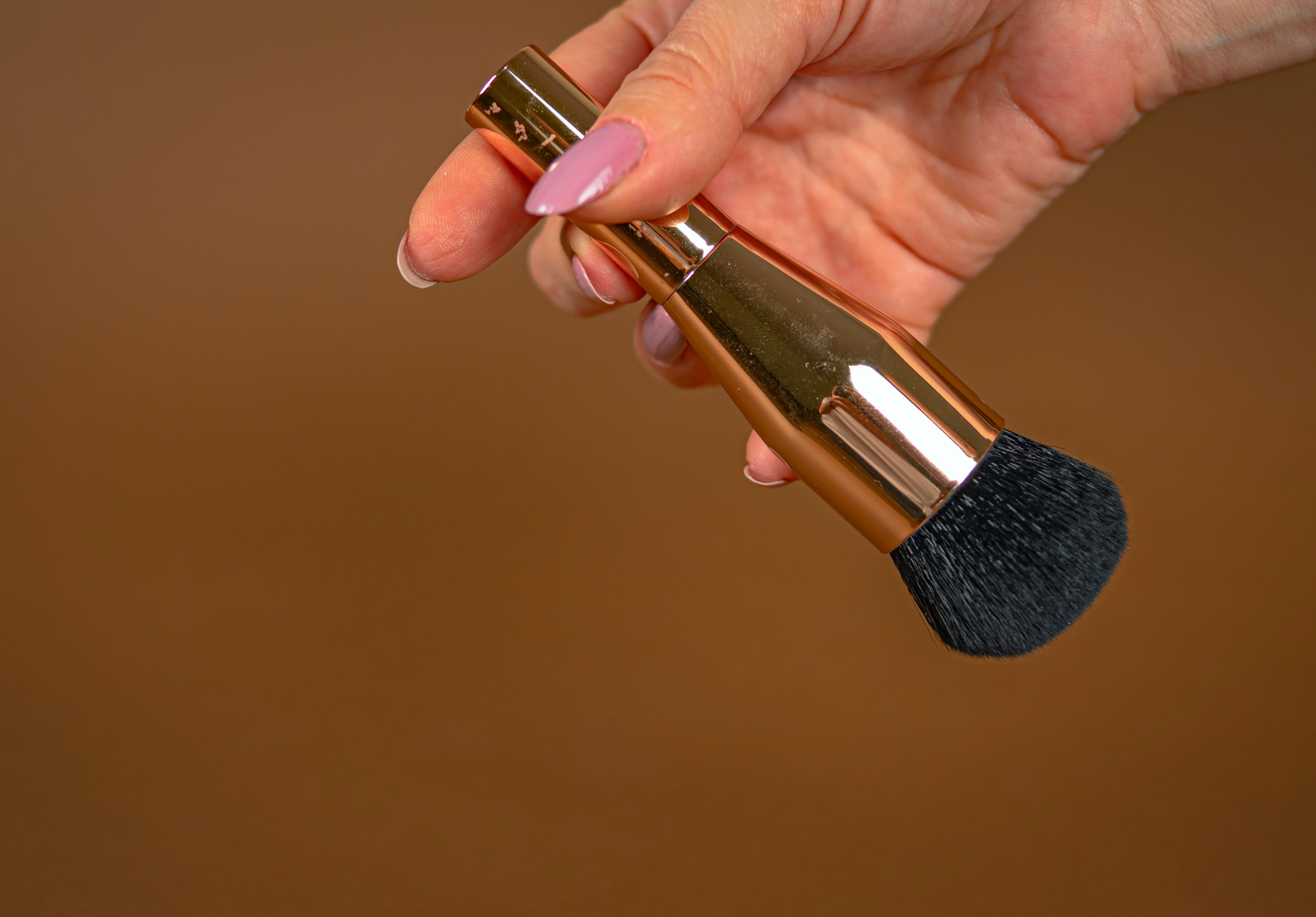 Precision that can fit in a bag     Chamelé mini pinsel  is a compact and well balanced tool that allows you to achieve professional results in all situations. 