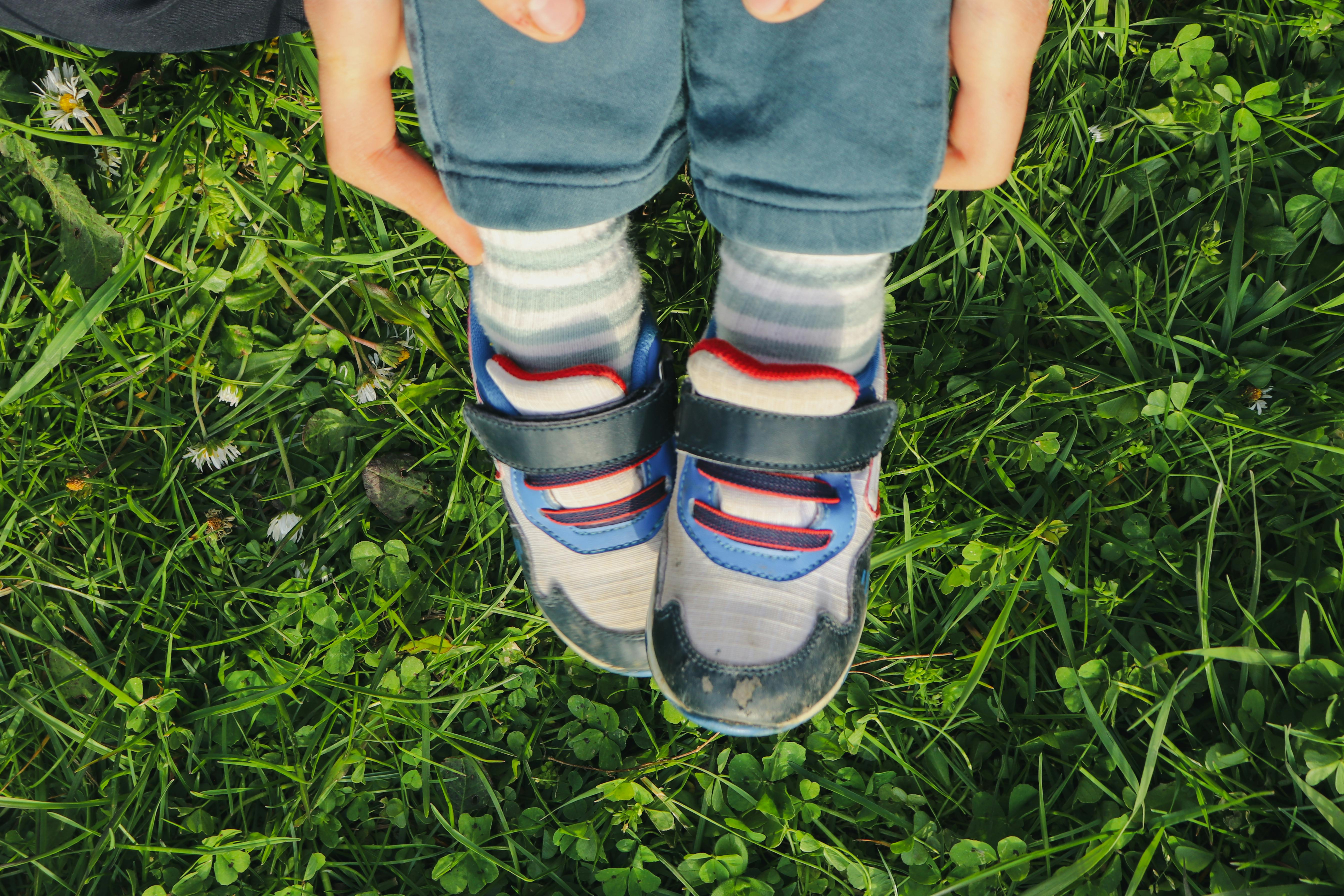 Children\'s bare shoes: comfort, safety and adaptive suitability at each stage of development    The choice focuses on babies\'  first shoes  and school age sui