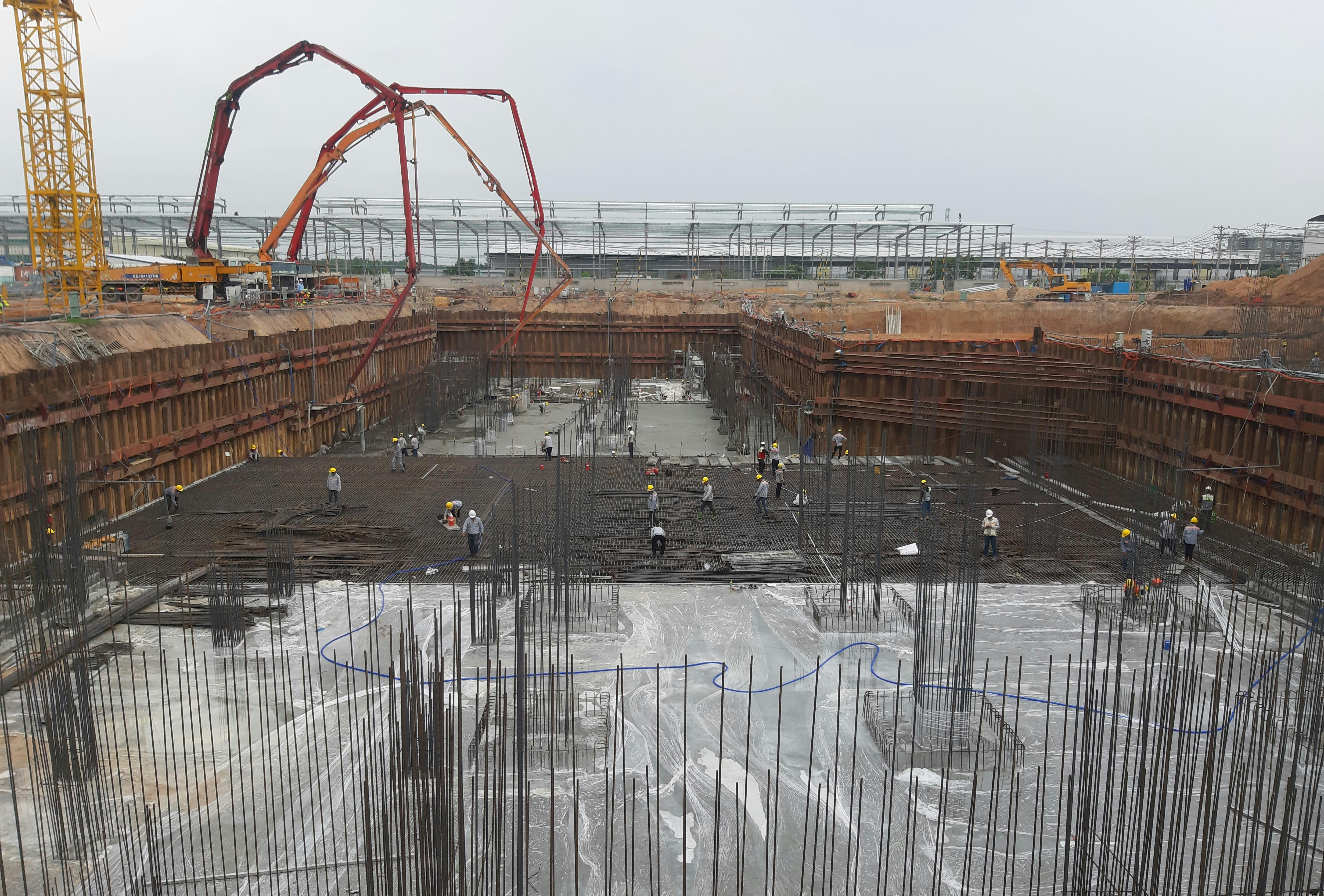 Reliable solutions for large business client projects    < Business buildings construction  and  industrial buildings construction  require precision, strong
