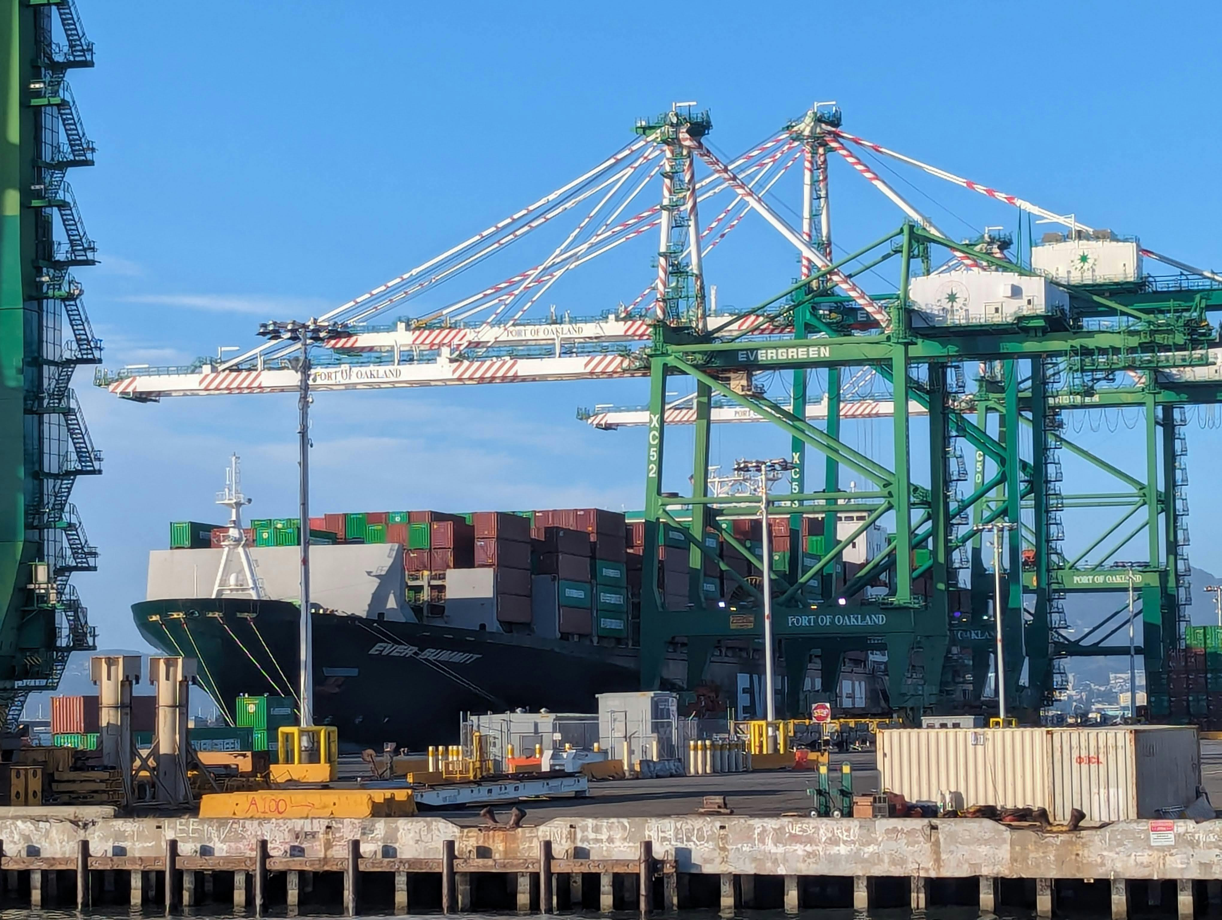 All that is required for smooth container transport    < Container transport   connecting manufacturers, importers and export companies worldwide, providing 