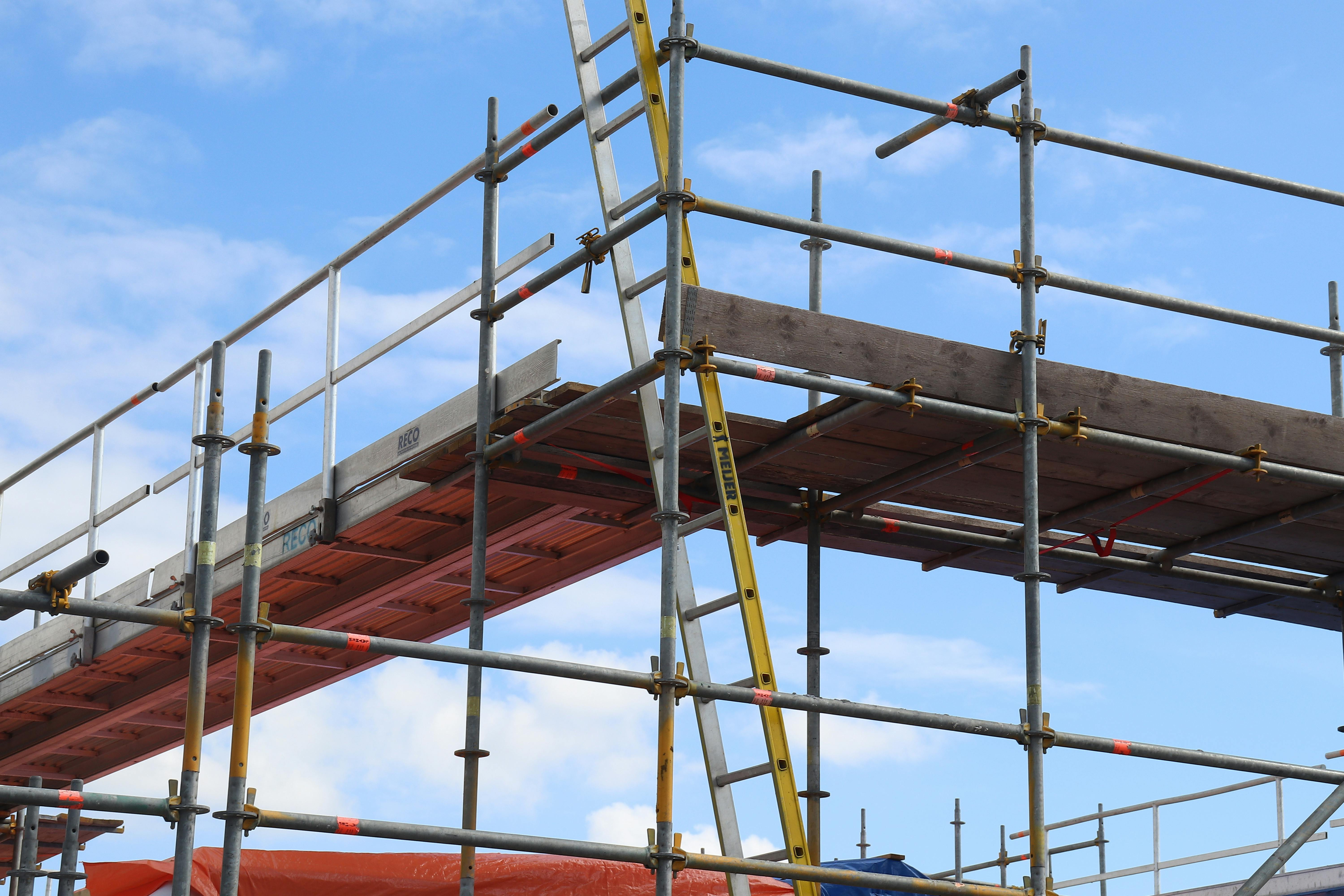 Disassembly   at the end of the construction site is as important as their installation. When the work is completed, everything must proceed quickly, safely and