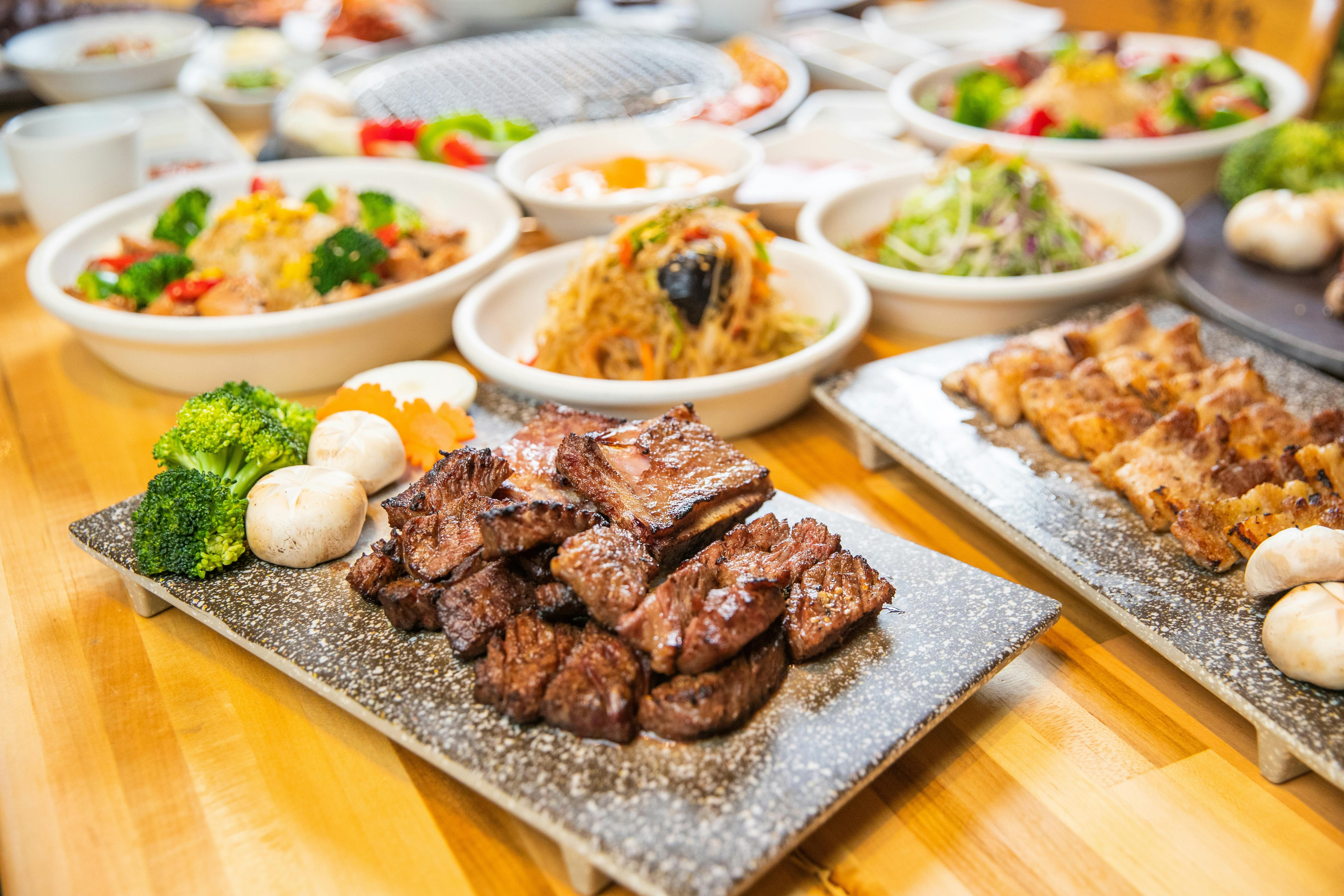 Enjoy the taste that invites you to   < Feeding   gives you the opportunity to enjoy eating on site in a comfortable and friendly environment where every mea