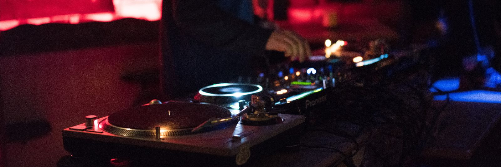 DJ (diskor) töö on rohkem kui lihtsalt plaatide keerutamine ja muusika mängimine. See on kunst, mis nõuab kirge muusika vastu, tehnilisi oskusi ja võimet tunda 