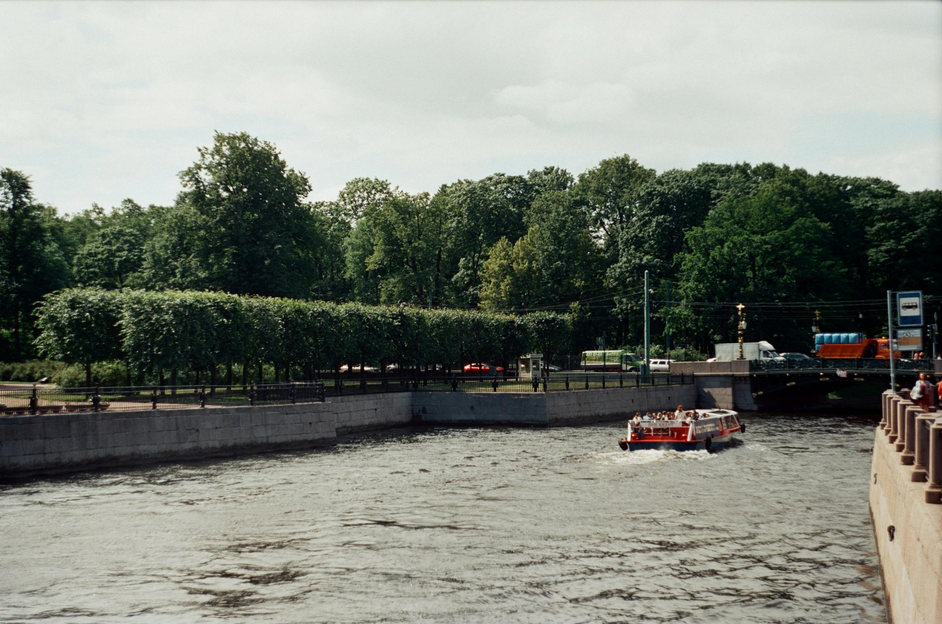 Discover Emajõgi peacefully and safely   < Majõgi rides  bring the flow and coastal life closer: recreational vessels move groups along beautiful river maps,
